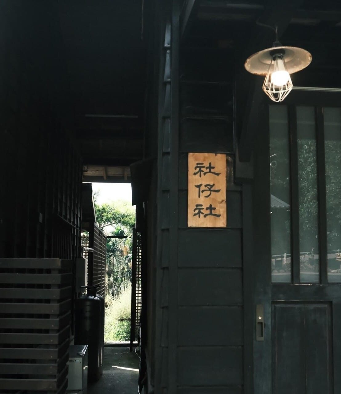 明宿木屋入口與暖燈